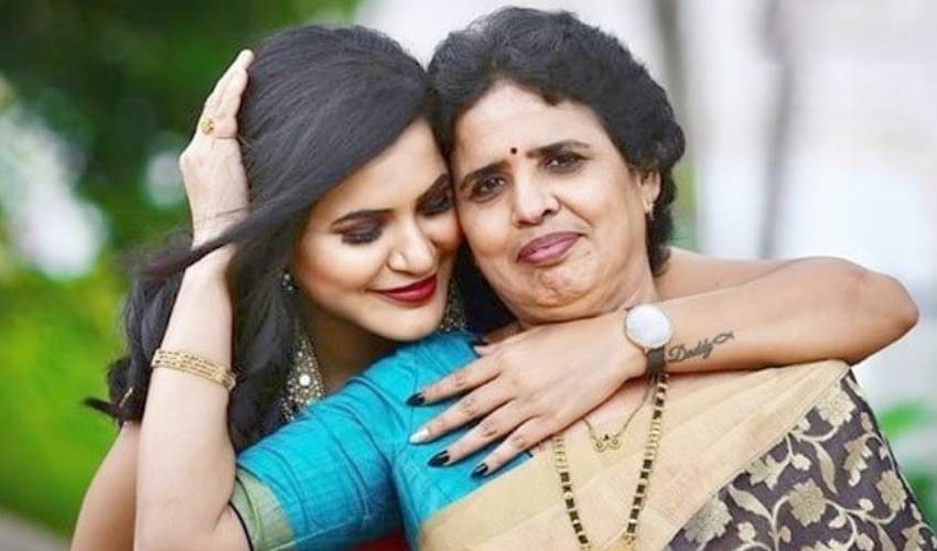 Ashu Reddy With Mom