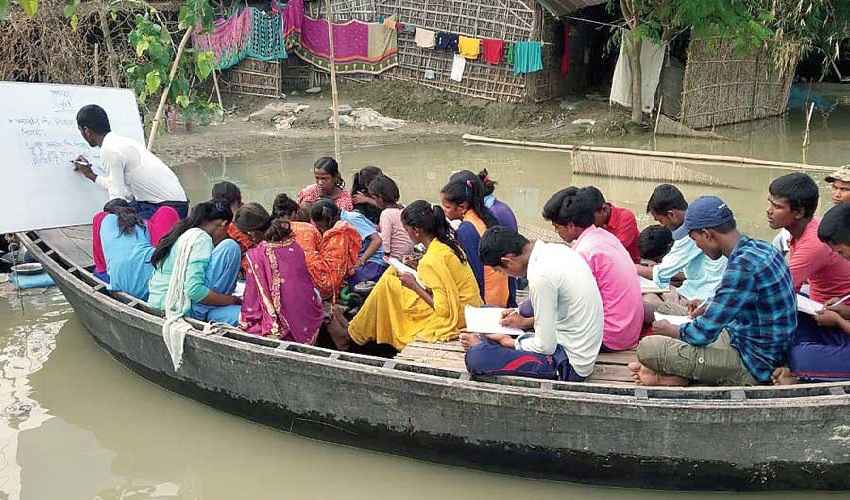Bihar Floods : పడవలే క్లాస్రూమ్లు.. పాఠాలూ అందులోనే Bihar Floods : పడవలే క్లాస్రూమ్లు.. పాఠాలూ అందులోనే