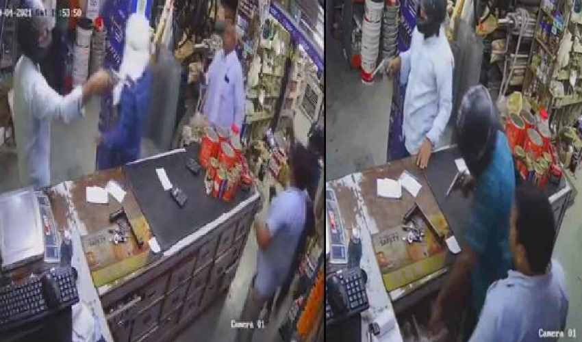 Viral Video : తుపాకులు,కత్తులతో బెదిరించి పట్టపగలే దోపిడి Viral Video : తుపాకులు,కత్తులతో బెదిరించి పట్టపగలే దోపిడి