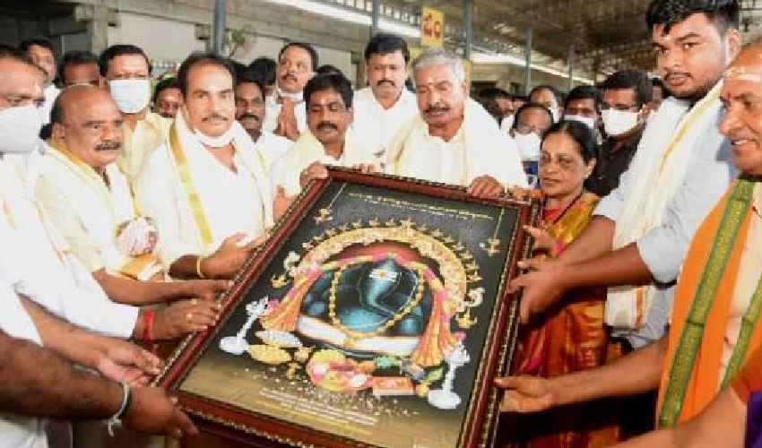 మంత్రికి స్వామివారి చిత్రపటాన్ని బహుకరిస్తున్న ఆలయ అధికారులు 