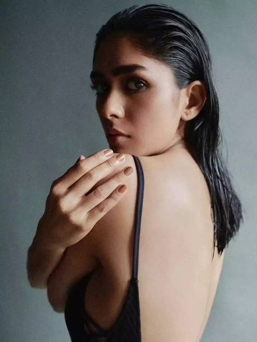 Mrunal Thakur Reveals Her Being In ‘love’ With A Certain Cricketer (1)