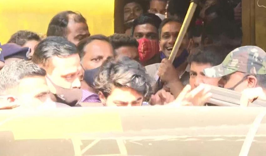 Aryan Khan Released: జైలు నుంచి ఆర్యన్ విడుదల.. షారుక్ కొడుకుకు షరతులు ఇవే! Aryan Khan Released: జైలు నుంచి ఆర్యన్ విడుదల.. షారుక్ కొడుకుకు షరతులు ఇవే!