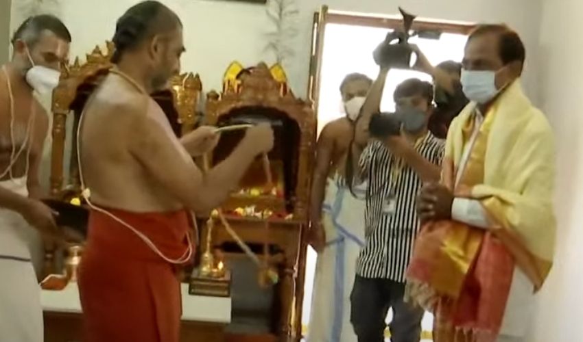 Ramanuja statue : సతీసమేతంగా చిన్న జీయర్ ఆశ్రమానికి వచ్చిన సీఎం కేసీఆర్ Ramanuja statue : సతీసమేతంగా చిన్న జీయర్ ఆశ్రమానికి వచ్చిన సీఎం కేసీఆర్