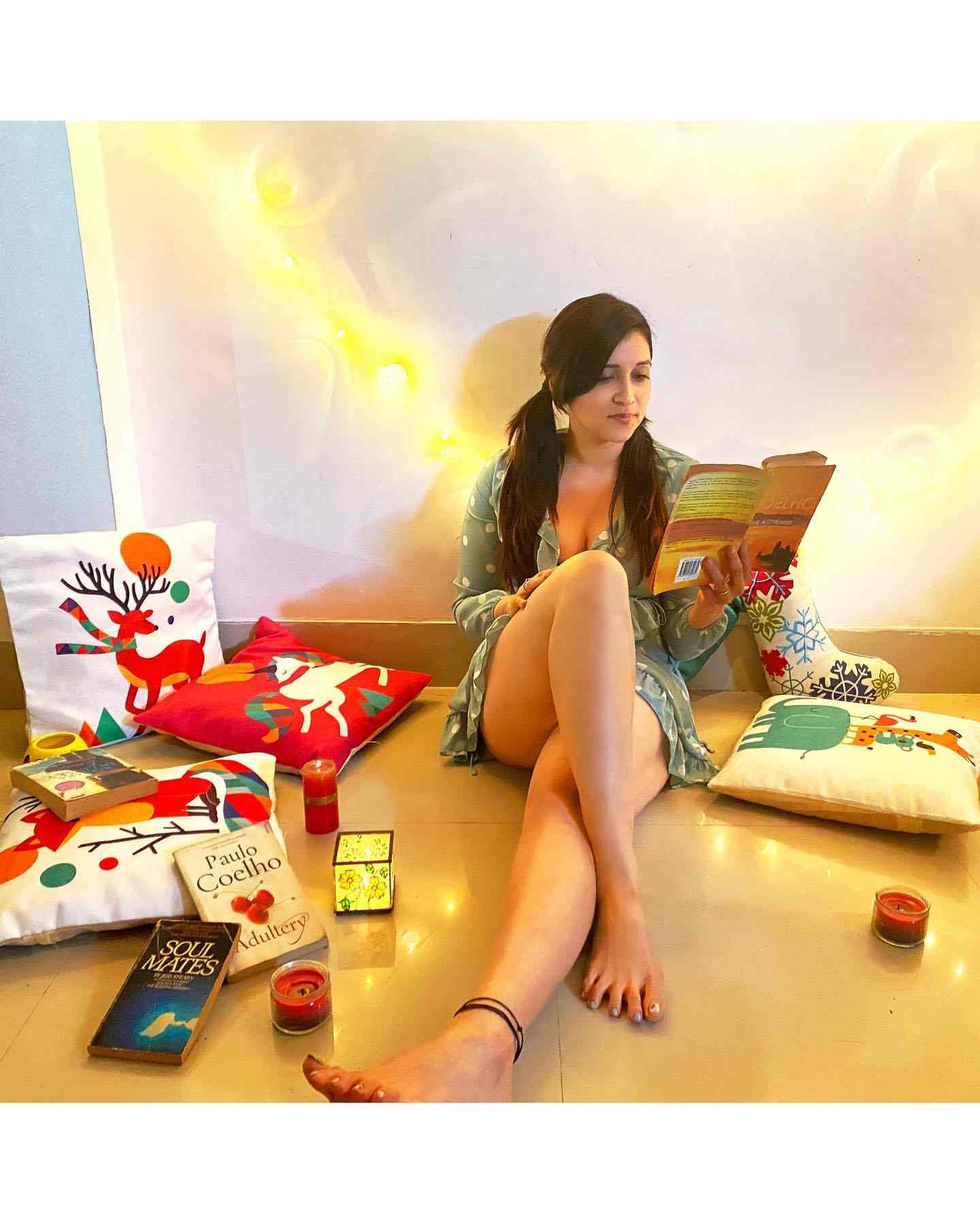 Mannara Chopra1 (1)