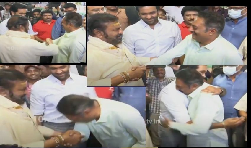 MAA Election : మోహన్ బాబుకు ప్రకాశ్రాజ్ పాదాభివందనం…! విష్ణుతో చేతులు కలిపి.. MAA Election : మోహన్ బాబుకు ప్రకాశ్రాజ్ పాదాభివందనం…! విష్ణుతో చేతులు కలిపి..
