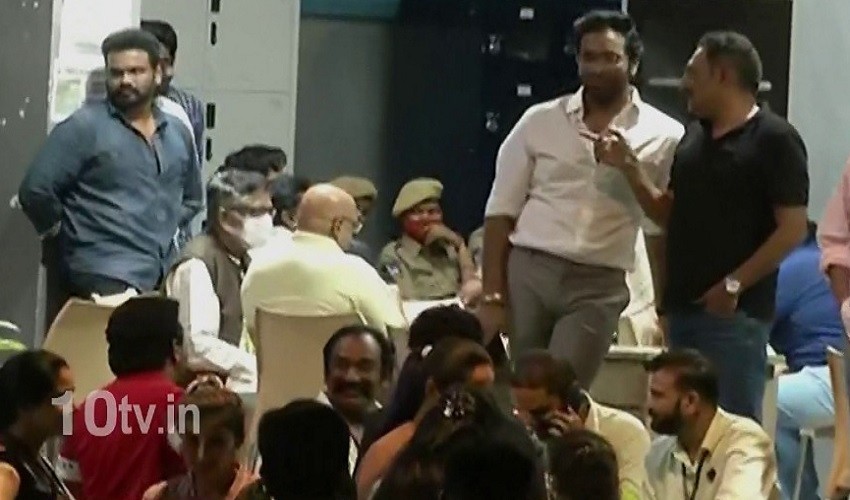 MAA Elections: నరాలు తెగే ఉత్కంఠ నడుమ.. ప్రకాష్ రాజ్, మంచు విష్ణు సరదా ముచ్చట్లు..! MAA Elections: నరాలు తెగే ఉత్కంఠ నడుమ.. ప్రకాష్ రాజ్, మంచు విష్ణు సరదా ముచ్చట్లు..!