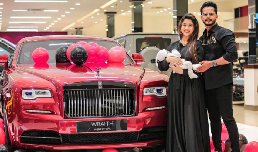 Rolls-Royce car gift. : భార్యకు బర్త్డే గిఫ్ట్ గా రూ.3.24కోట్ల రోల్స్ రాయిస్ కారు Rolls-Royce car gift. : భార్యకు బర్త్డే గిఫ్ట్ గా రూ.3.24కోట్ల రోల్స్ రాయిస్ కారు