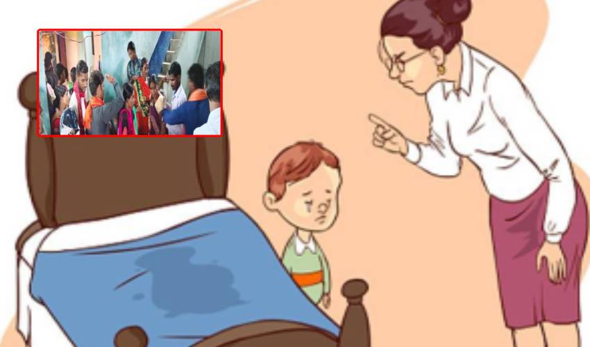 School Hostel : బెడ్పై మూత్ర విసర్జన చేసిన బాలుడు.. చితకబాదిన ప్రిన్సిపల్! School Hostel : బెడ్పై మూత్ర విసర్జన చేసిన బాలుడు.. చితకబాదిన ప్రిన్సిపల్!
