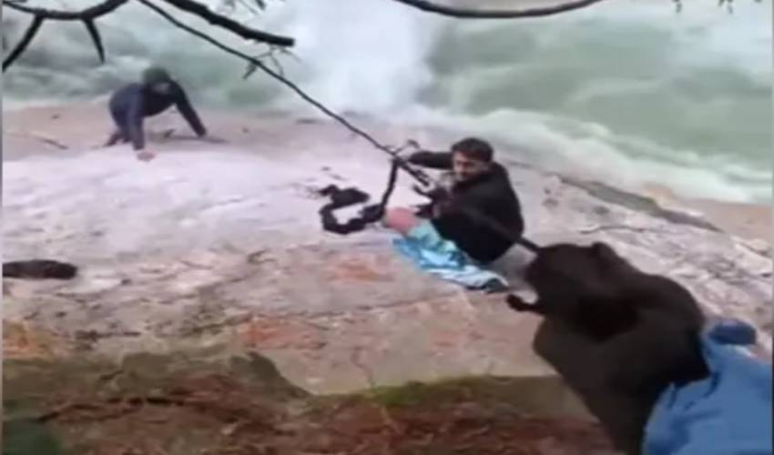 Sikh Men Use Turbans To Rescue Hikers From Waterfall