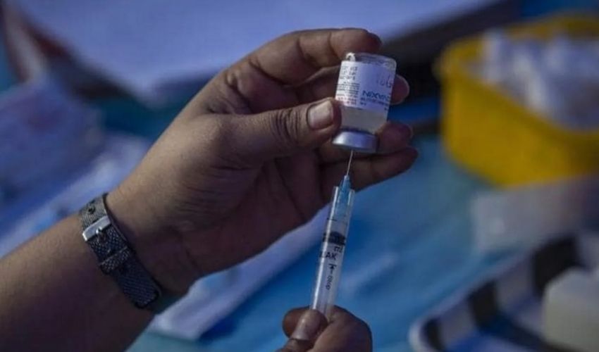 Syringes: వ్యాక్సిన్ సిరంజిల కొరత.. ఎగుమతులపై కేంద్రం నిషేధం Syringes: వ్యాక్సిన్ సిరంజిల కొరత.. ఎగుమతులపై కేంద్రం నిషేధం
