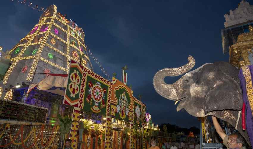 Tirumala : శ్రీవారి టికెట్లు హాట్ కేక్లే..10 నిమిషాల వెయిటింగ్.. 5 నిమిషాల్లో ఖాళీ Tirumala : శ్రీవారి టికెట్లు హాట్ కేక్లే..10 నిమిషాల వెయిటింగ్.. 5 నిమిషాల్లో ఖాళీ