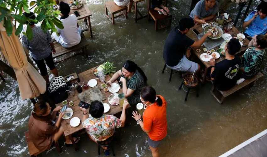 Water Restaurant : వెరైటీ రెస్టారెంట్.. తినాలంటే కాళ్ళు తడవాల్సిందే! Water Restaurant : వెరైటీ రెస్టారెంట్.. తినాలంటే కాళ్ళు తడవాల్సిందే!