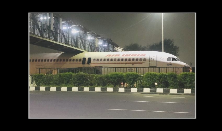 Air India Plane: బ్రిడ్జి కింద ఇరుక్కుపోయిన ఎయిరిండియా Air India Plane: బ్రిడ్జి కింద ఇరుక్కుపోయిన ఎయిరిండియా