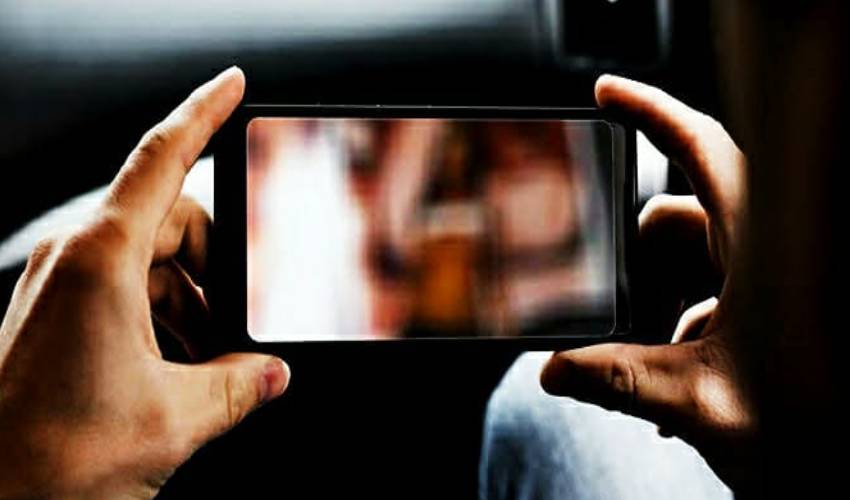 Cyber Crime : వీడియో కాల్ చేసి బాత్రూమ్లోకి వెళ్లమన్నారు.. ఆ తర్వాత Cyber Crime : వీడియో కాల్ చేసి బాత్రూమ్లోకి వెళ్లమన్నారు.. ఆ తర్వాత