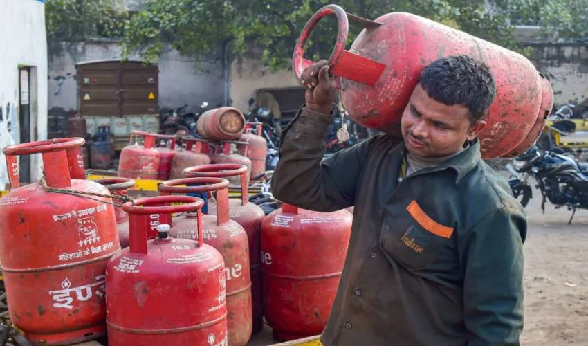Gas Rate : కొండెక్కిన గ్యాస్ కుండ.. వినియోగదారులకు షాక్లే.. షాక్లు Gas Rate : కొండెక్కిన గ్యాస్ కుండ.. వినియోగదారులకు షాక్లే.. షాక్లు
