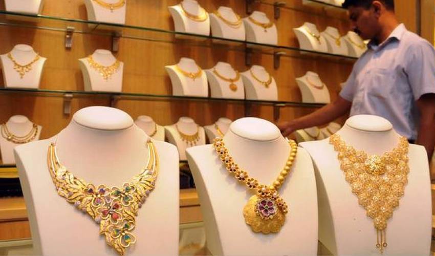 Gold Rates: పండక్కి ముందే తగ్గిన బంగారం ధరలు Gold Rates: పండక్కి ముందే తగ్గిన బంగారం ధరలు