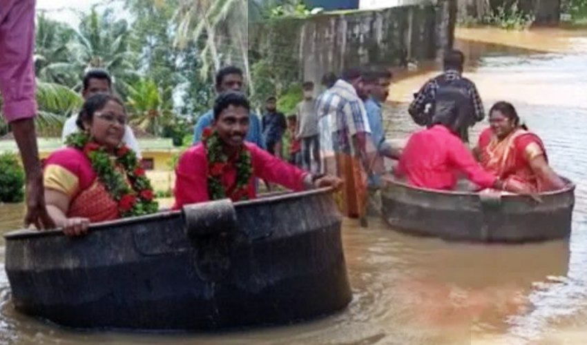 Kerala Floods: వంటగిన్నెలో వెడ్డింగ్ హాల్కు చేరుకున్న వధూవరులు Kerala Floods: వంటగిన్నెలో వెడ్డింగ్ హాల్కు చేరుకున్న వధూవరులు