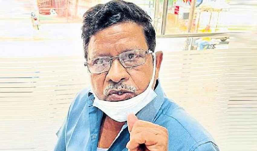 Man Cheating Jewelary Shops
