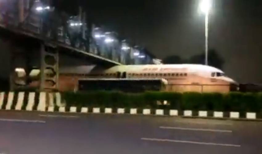 Viral Video : వంతెన కింద ఇరుక్కుపోయిన ఎయిర్ ఇండియా విమానం Viral Video : వంతెన కింద ఇరుక్కుపోయిన ఎయిర్ ఇండియా విమానం