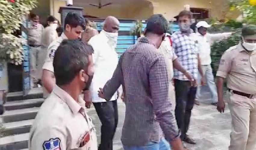 Molesting On Minor Girl : బాలికపై 4 రోజులుగా అత్యాచారం… రిటైర్డ్ ప్రభుత్వ ఉద్యోగి అరెస్ట్ Molesting On Minor Girl : బాలికపై 4 రోజులుగా అత్యాచారం… రిటైర్డ్ ప్రభుత్వ ఉద్యోగి అరెస్ట్
