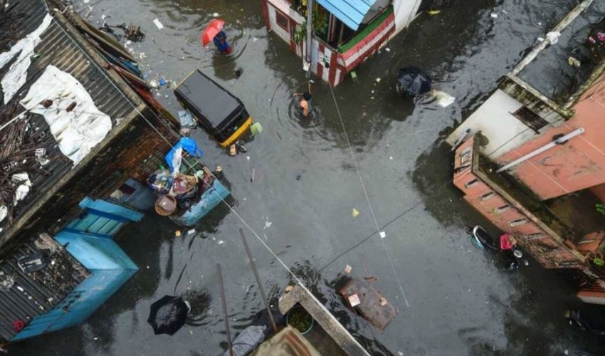 Chennai Rains: చెన్నై చిత్రాలు.. వరదల్లో మనిగిన ఊర్లు Chennai Rains: చెన్నై చిత్రాలు.. వరదల్లో మనిగిన ఊర్లు