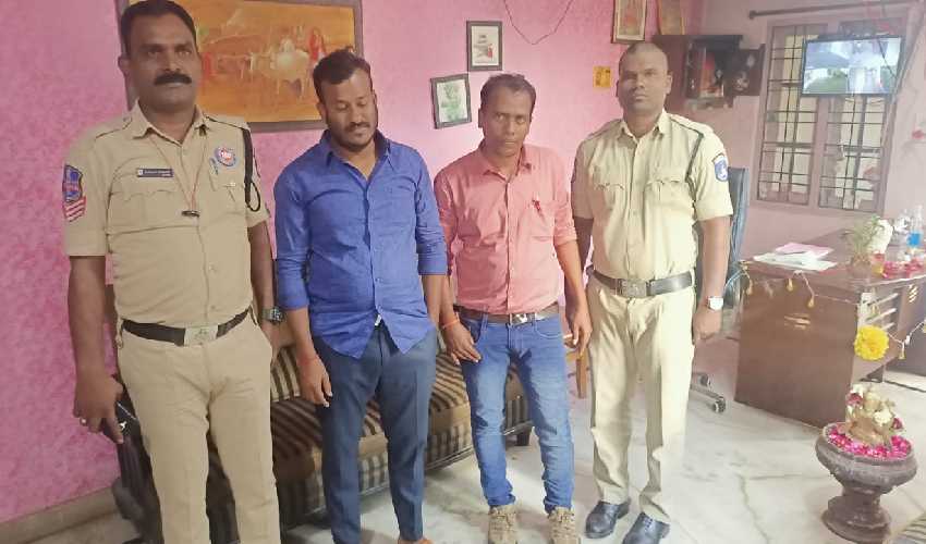 Fake Reporter Arrested : పోలీసులు,విలేకరులమని బెదిరించి డబ్బులు వసూలు చేస్తున్న ఇద్దరి అరెస్ట్ Fake Reporter Arrested : పోలీసులు,విలేకరులమని బెదిరించి డబ్బులు వసూలు చేస్తున్న ఇద్దరి అరెస్ట్