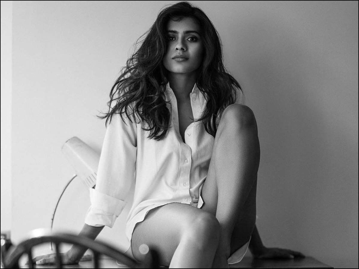 Hebah Patel (image:instagram)