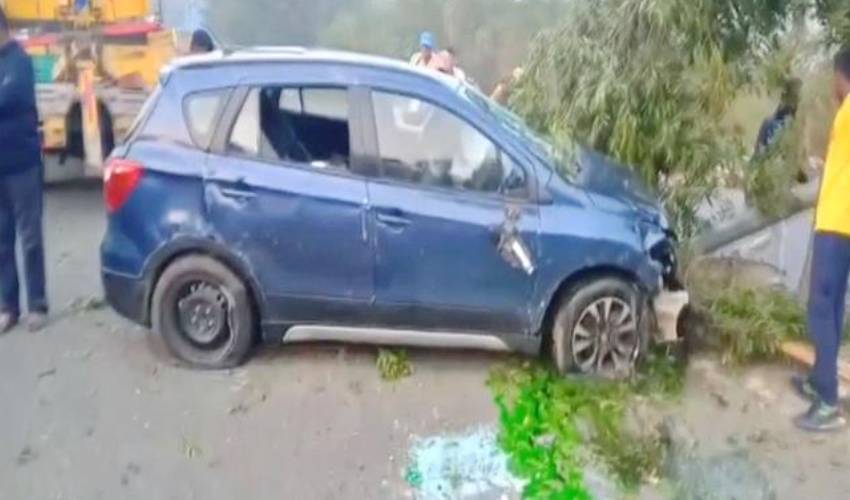 Hyderabad : ఘోరరోడ్డు ప్రమాదం.. నలుగురికి తీవ్ర గాయాలు Hyderabad : ఘోరరోడ్డు ప్రమాదం.. నలుగురికి తీవ్ర గాయాలు