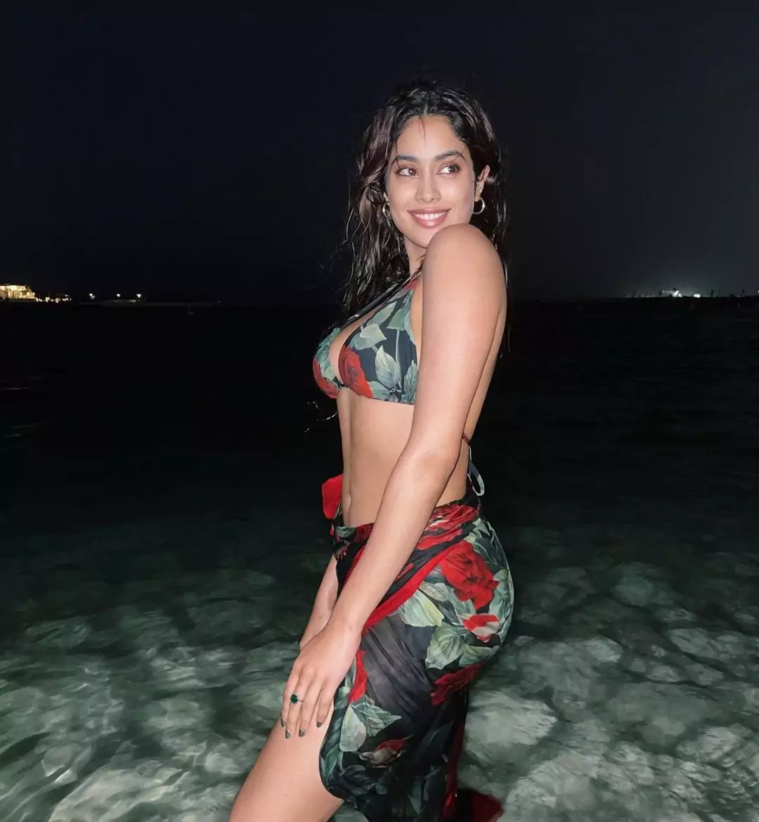Janhvi Kapoor Bikini Show (11)