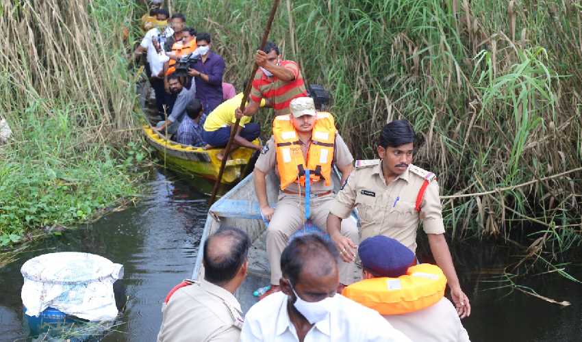 Kolleru : కొల్లేరు మధ్యలో నాటుసారా డంప్ సీజ్.. ఫొటోలు చూస్తే మైండ్ బ్లాక్ Kolleru : కొల్లేరు మధ్యలో నాటుసారా డంప్ సీజ్.. ఫొటోలు చూస్తే మైండ్ బ్లాక్