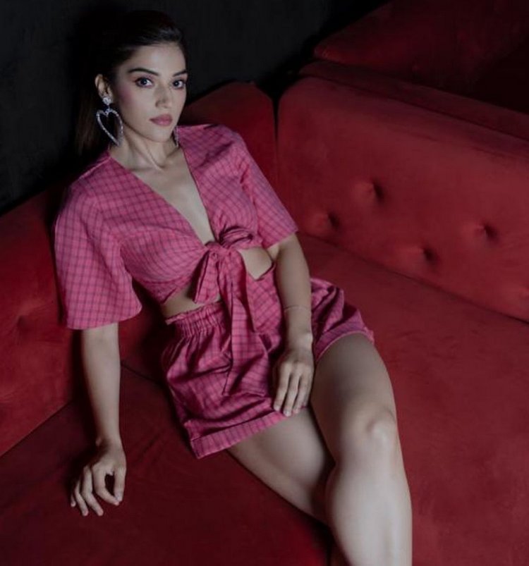 Mehreen Kaur Pirzada4