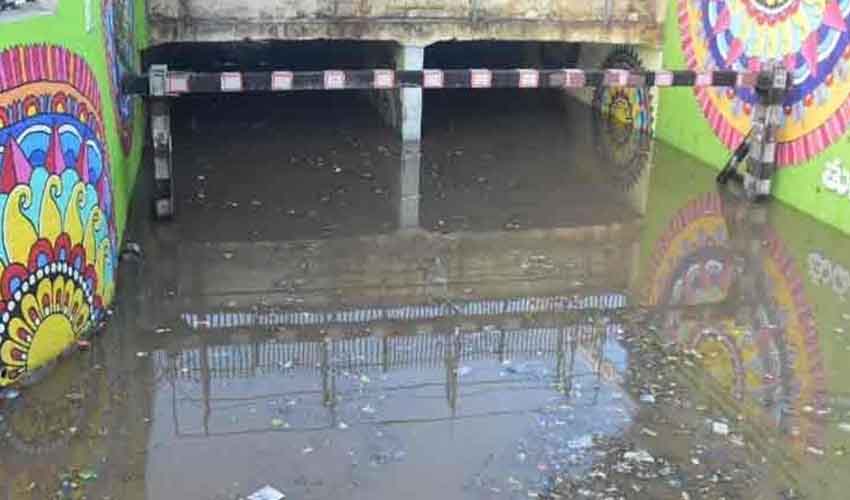 School Bus : చిత్తూరులో వరదలో చిక్కిన స్కూల్ బస్.. పిల్లలకు తృటిలో తప్పిన పెను ప్రమాదం School Bus : చిత్తూరులో వరదలో చిక్కిన స్కూల్ బస్.. పిల్లలకు తృటిలో తప్పిన పెను ప్రమాదం