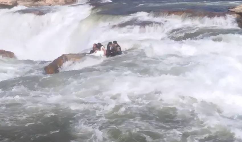 Viral News : ప్రీ వెడ్డింగ్ షూట్కు వెళ్తే.. ప్రాణం పోయినంత పనైంది..! Viral News : ప్రీ వెడ్డింగ్ షూట్కు వెళ్తే.. ప్రాణం పోయినంత పనైంది..!