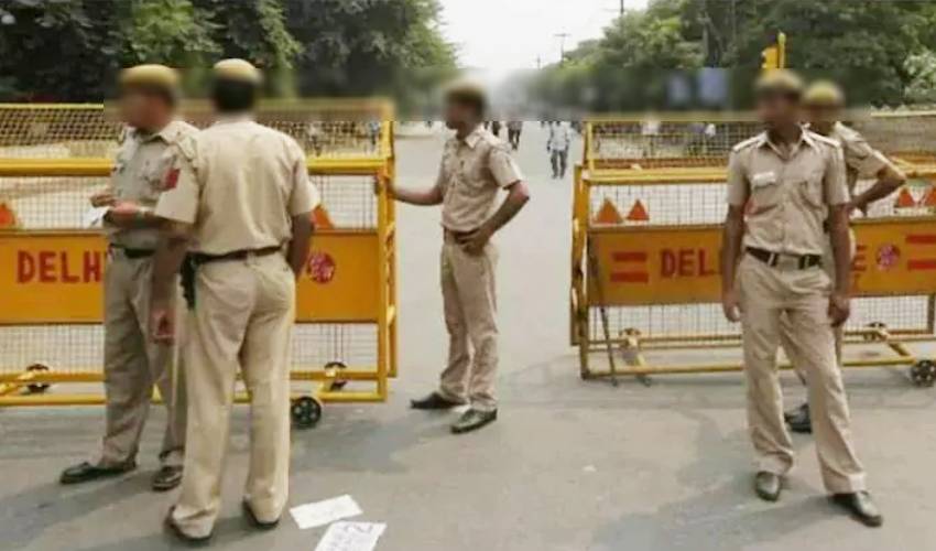 Fake Driving Licences: ఫేక్ డ్రైవింగ్ లైసెన్సులు సబ్మిట్ చేసిన 12మంది పోలీసులు సస్పెండ్ Fake Driving Licences: ఫేక్ డ్రైవింగ్ లైసెన్సులు సబ్మిట్ చేసిన 12మంది పోలీసులు సస్పెండ్