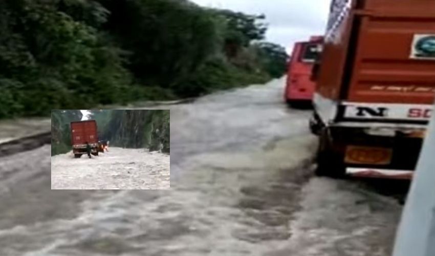 Heavy Rains In Kadapa : కడప జిల్లాలో భారీ వర్షాలు.. వరద నీటిలో చిక్కుకున్న వాహనాలు Heavy Rains In Kadapa : కడప జిల్లాలో భారీ వర్షాలు.. వరద నీటిలో చిక్కుకున్న వాహనాలు