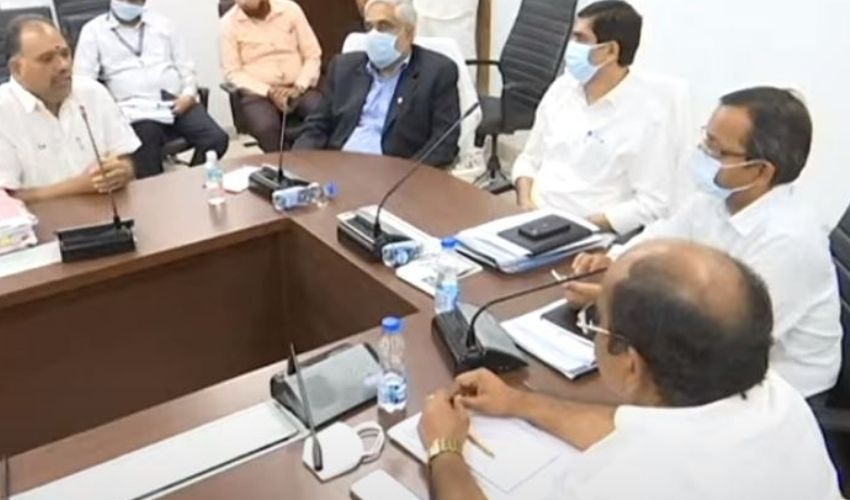 AP Government : నేడు ఉద్యోగ సంఘాలతో ఏపీ ప్రభుత్వం చర్చలు.. పీఆర్సీపై క్లారిటీ వచ్చేనా? AP Government : నేడు ఉద్యోగ సంఘాలతో ఏపీ ప్రభుత్వం చర్చలు.. పీఆర్సీపై క్లారిటీ వచ్చేనా?