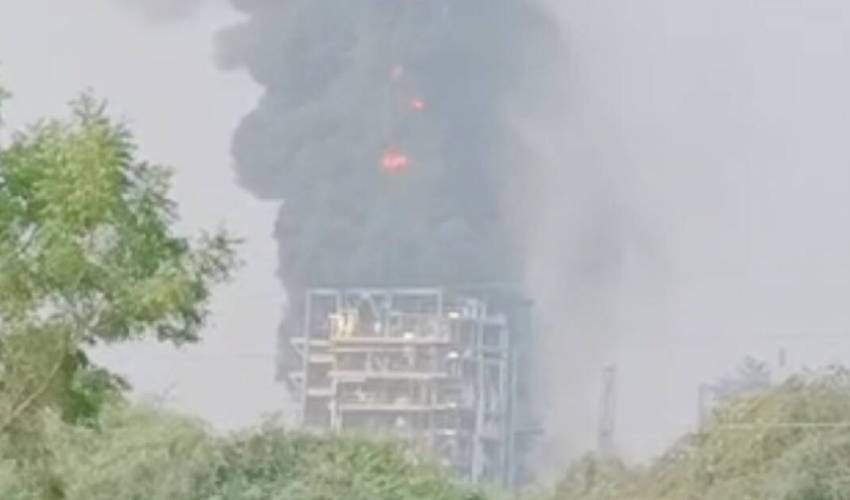 Blast In Chemical Factory : కెమికల్ ఫ్యాక్టరీలో పేలుడు.. ముగ్గురు మృతి, 15 మందికి గాయాలు Blast In Chemical Factory : కెమికల్ ఫ్యాక్టరీలో పేలుడు.. ముగ్గురు మృతి, 15 మందికి గాయాలు