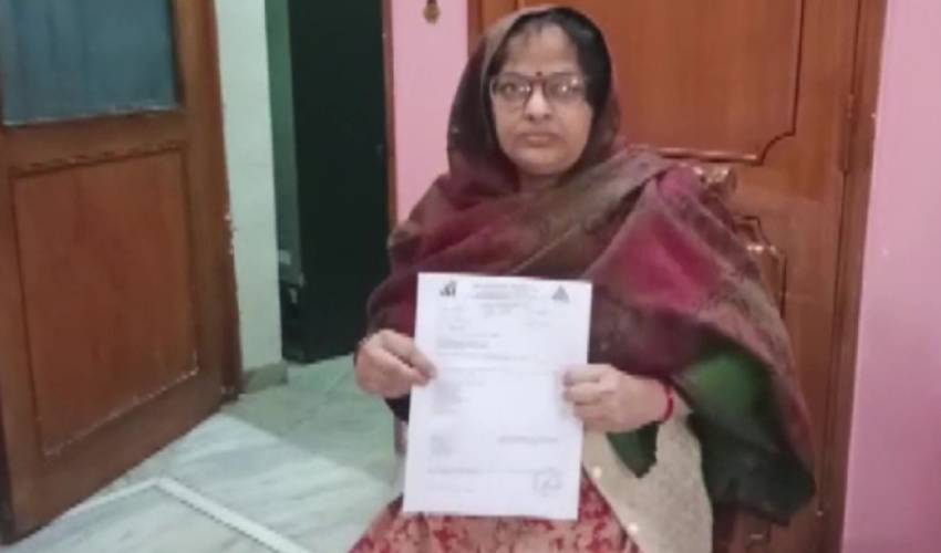 Corona Compensation : మీ డెత్ సర్టిఫికెట్ ఇవ్వాలంటూ ఫోన్.. బిత్తరపోయిన మహిళ Corona Compensation : మీ డెత్ సర్టిఫికెట్ ఇవ్వాలంటూ ఫోన్.. బిత్తరపోయిన మహిళ