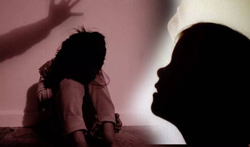 Head Master raped girl : మాస్కు పెట్టుకోలేదని పిలిచి..విద్యార్ధినిపై హెడ్మాస్టర్ అత్యాచారం Head Master raped girl : మాస్కు పెట్టుకోలేదని పిలిచి..విద్యార్ధినిపై హెడ్మాస్టర్ అత్యాచారం