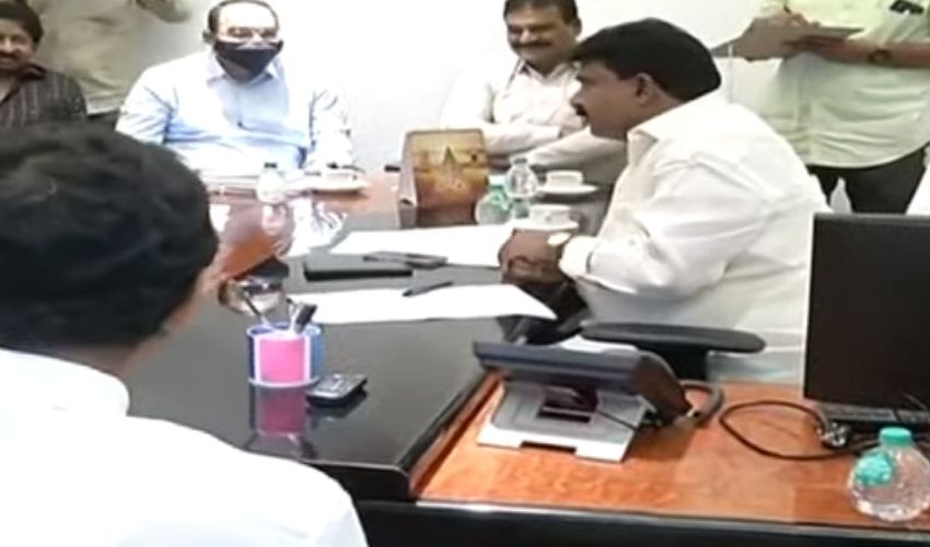 Andhra Pradesh : హీరో నాని ఏ కిరణా కొట్టు నడుపుతున్నారో ? సిద్ధార్థ్ ఎక్కడుంటాడు ? Andhra Pradesh : హీరో నాని ఏ కిరణా కొట్టు నడుపుతున్నారో ? సిద్ధార్థ్ ఎక్కడుంటాడు ?