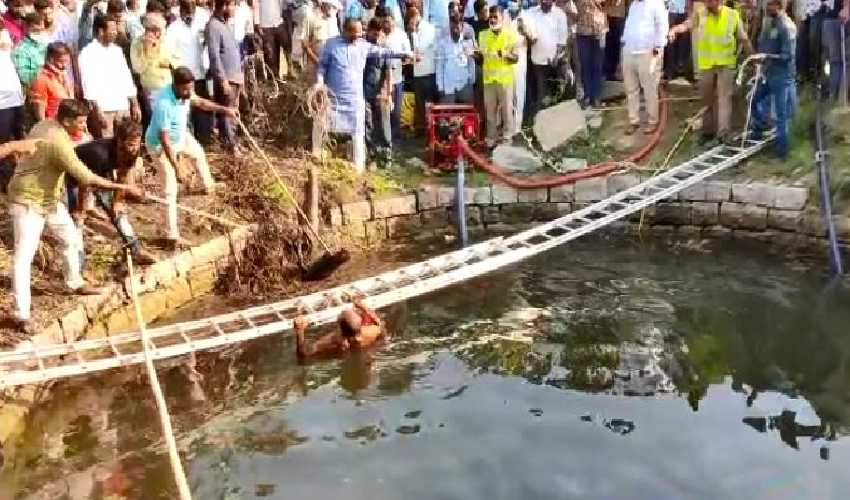 Car Accident Siddipet : సిధ్దిపేట జిల్లాలో విషాదం-బావిలో పడ్డ కారు Car Accident Siddipet : సిధ్దిపేట జిల్లాలో విషాదం-బావిలో పడ్డ కారు