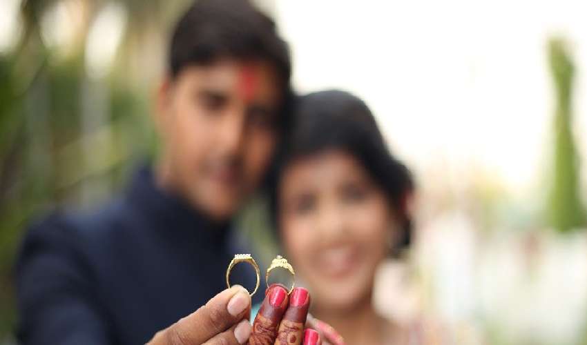 Wife Protest : కాపురానికి తీసుకు వెళ్లలేదని భర్త ఇంటిముందు భార్య నిరసన Wife Protest : కాపురానికి తీసుకు వెళ్లలేదని భర్త ఇంటిముందు భార్య నిరసన