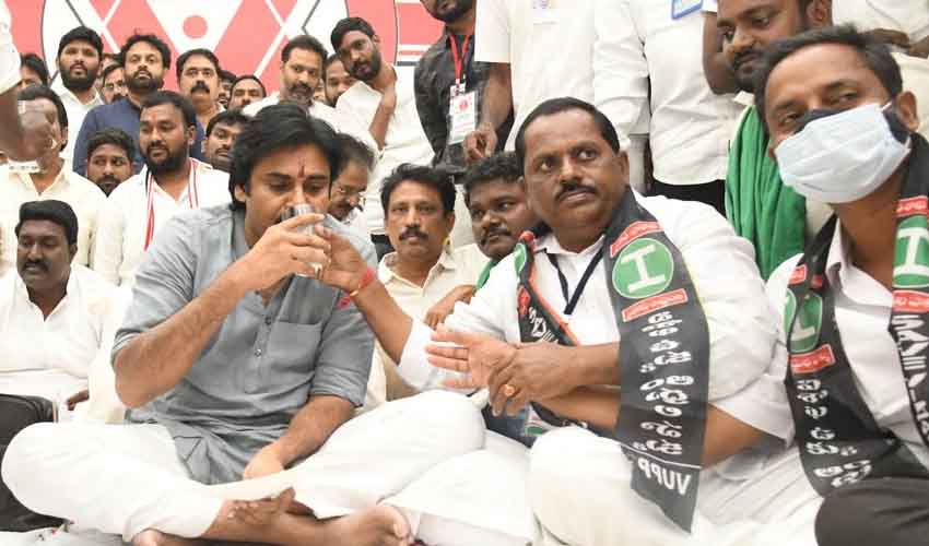 Pawan Kalyan Deeksha : దీక్ష విరమించిన జనసేనాని పవన్ కళ్యాణ్ Pawan Kalyan Deeksha : దీక్ష విరమించిన జనసేనాని పవన్ కళ్యాణ్