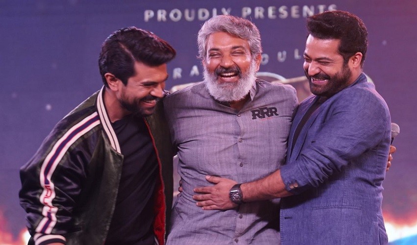 RRR: చరణ్, ఎన్టీఆర్ గురించి చెబుతూ.. ఒక్కసారిగా ఎమోషనల్ అయిన రాజమౌళి! RRR: చరణ్, ఎన్టీఆర్ గురించి చెబుతూ.. ఒక్కసారిగా ఎమోషనల్ అయిన రాజమౌళి!