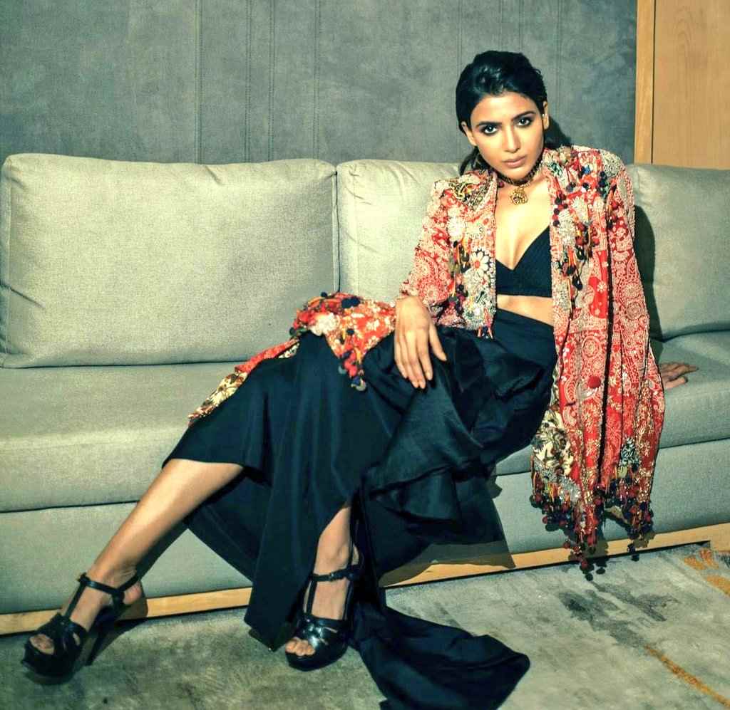 Samantha Hot Show At My Glamm Filmfare Ott Awards 2021 (10)