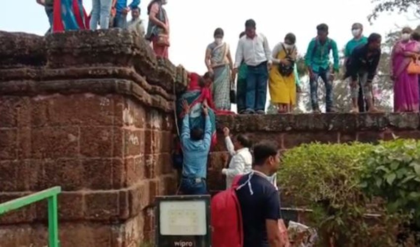 Tourists Barge Into Konark Sun Temple Due To Glitch In E Ticketing System (1)