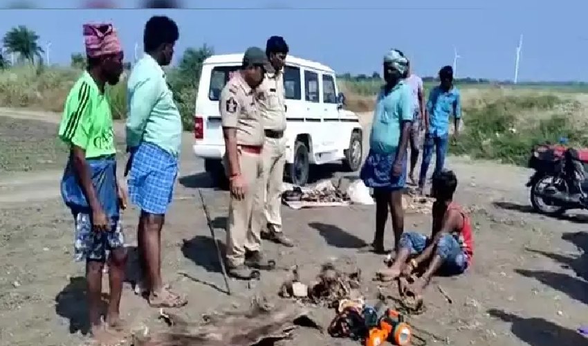 Anantapur News: అనంతపురం జిల్లాలో జింకల వేట కలకలం: నలుగురు వేటగాళ్లు అరెస్ట్ Anantapur News: అనంతపురం జిల్లాలో జింకల వేట కలకలం: నలుగురు వేటగాళ్లు అరెస్ట్