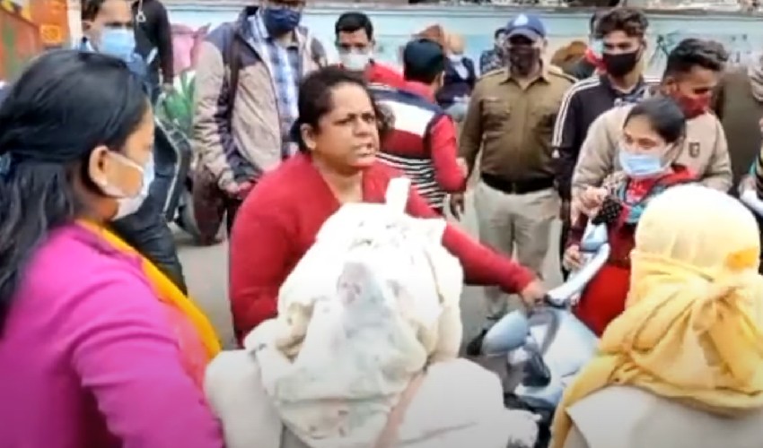 Woman Fight: మాస్క్ పెట్టుకోమన్నందుకు పోలీసులతో మహిళ ఫైట్ Woman Fight: మాస్క్ పెట్టుకోమన్నందుకు పోలీసులతో మహిళ ఫైట్
