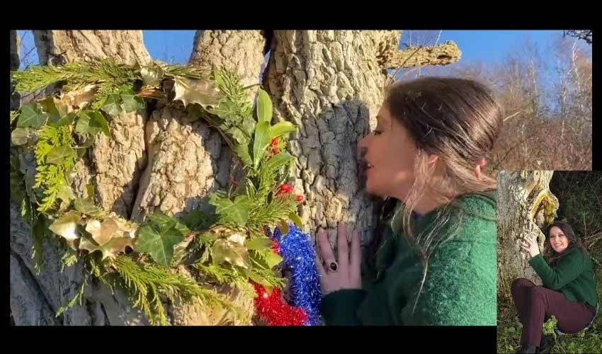 UK Married A Tree : చెట్టును పెళ్లి చేసుకున్న యువతి, తమ బంధం గట్టిగానే ఉందంటోంది UK Married A Tree : చెట్టును పెళ్లి చేసుకున్న యువతి, తమ బంధం గట్టిగానే ఉందంటోంది
