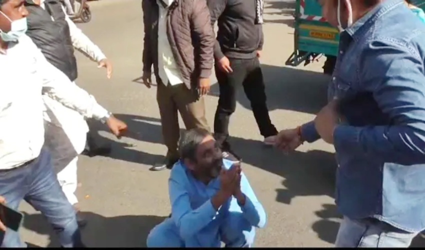 Jharkhand : మోదీని దూషించిన యువకుడిపై దాడి.. గుంజీలు తీయించి.. ఉమ్మి నాకించి..! Jharkhand : మోదీని దూషించిన యువకుడిపై దాడి.. గుంజీలు తీయించి.. ఉమ్మి నాకించి..!